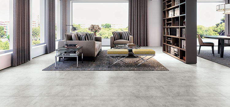 Grand salon avec carrelage gris clair