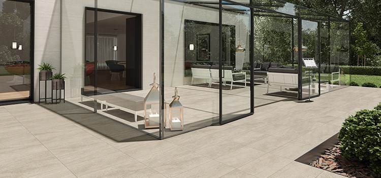 Terrasse avec carrelage en grès cérame beige et verrière