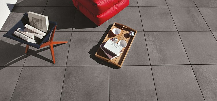 Terrasse avec carrelage grès cérame gris anthracite à larges dalles