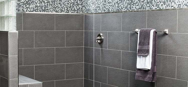Carreaux de mosaïques et carreaux gris dans une douche design