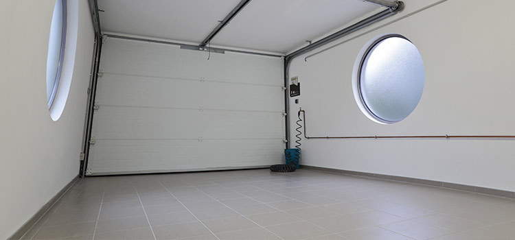 Sol carrelé blanc dans un garage