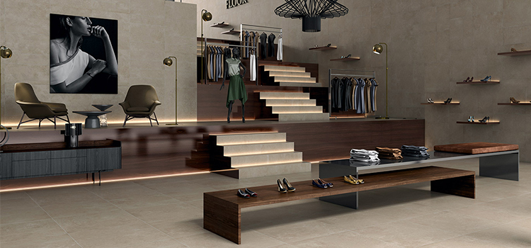 Showroom vêtements et chaussures sur étages avec escaliers rétro-éclairés