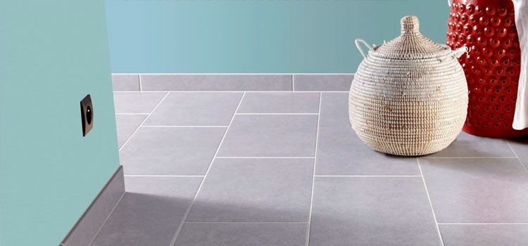 Carrelage gris avec plinthes assorties