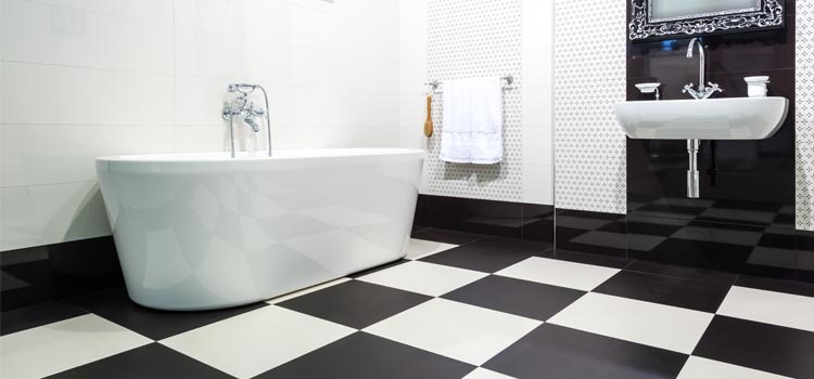 Carrelage damier noir et blanc salle de bains