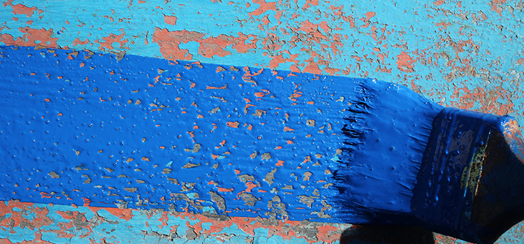 Pinceau peignant un sol en bleu