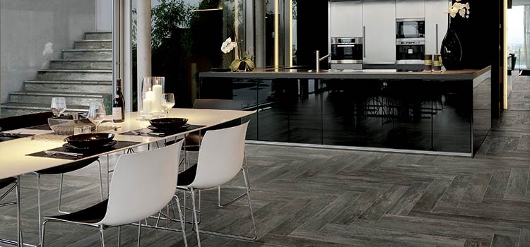 Carrelage imitation parquet en chevrons dans une cuisine