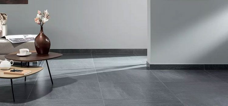 carrelage et plinthe de couleur gris métallisé