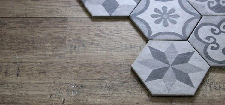 Carrelage de forme hexagonale posé par dessus un sol en bois