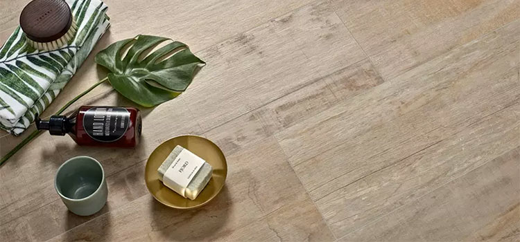 carrelage imitation parquet avec quelques produits de beauté