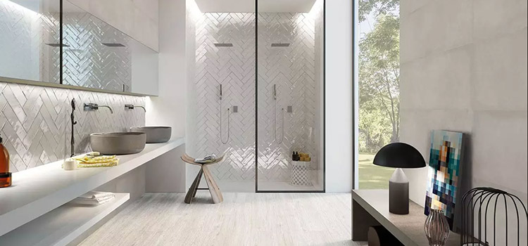 salle de bains zen de couleur blanche avec douche italienne