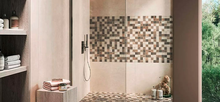 carrelage mosaïque installé dans une douche italienne