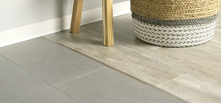 jonction d'un carrelage gris et carrelage imitation parquet