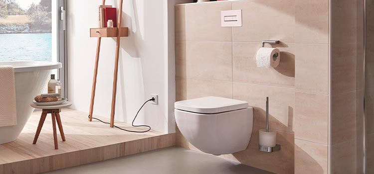 WC suspendu avec carrelage mural