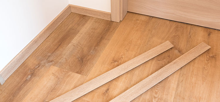 plinthe de carrelage en bois