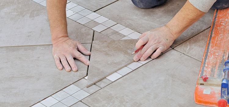 professionnel qui pose du carrelage