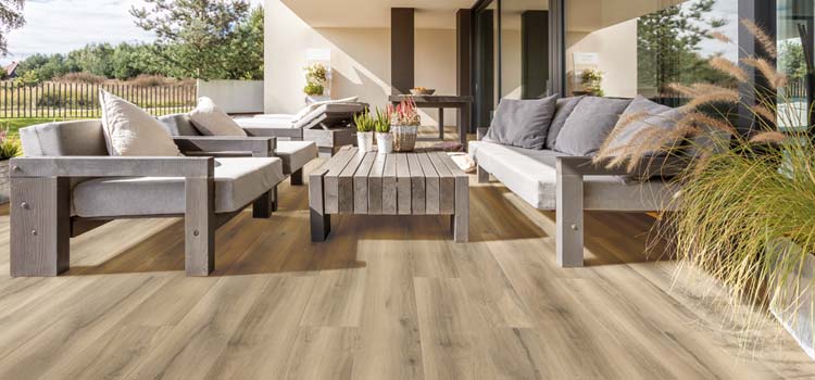 carrelage imitation bois sur une terrasse