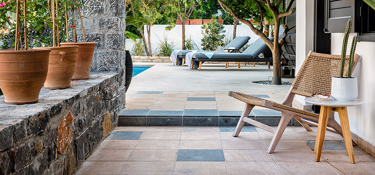 terrasse avec 2 carrelages différents