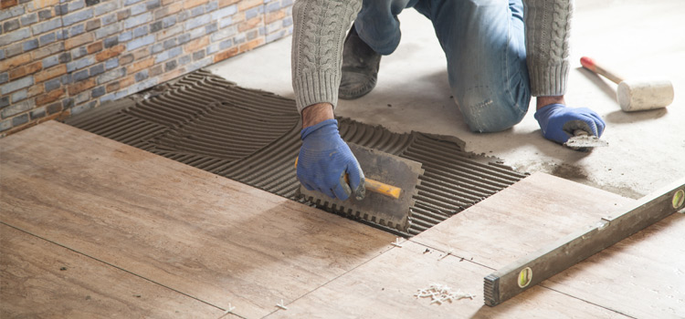 carreleur effectuant la pose de carrelage