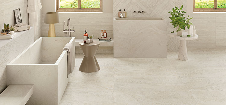Carrelage imitation travertin dans la salle de bains