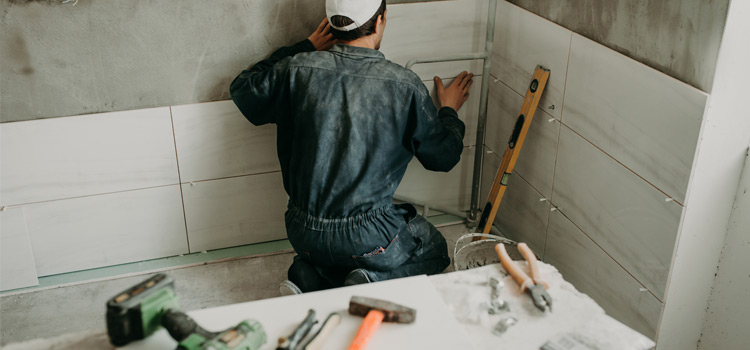 Professionnel posant du carrelage